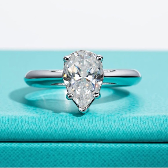 18k 2.5 cttw Pear Moissanite Diamond Solitaire Ring - Picture 4 of 8